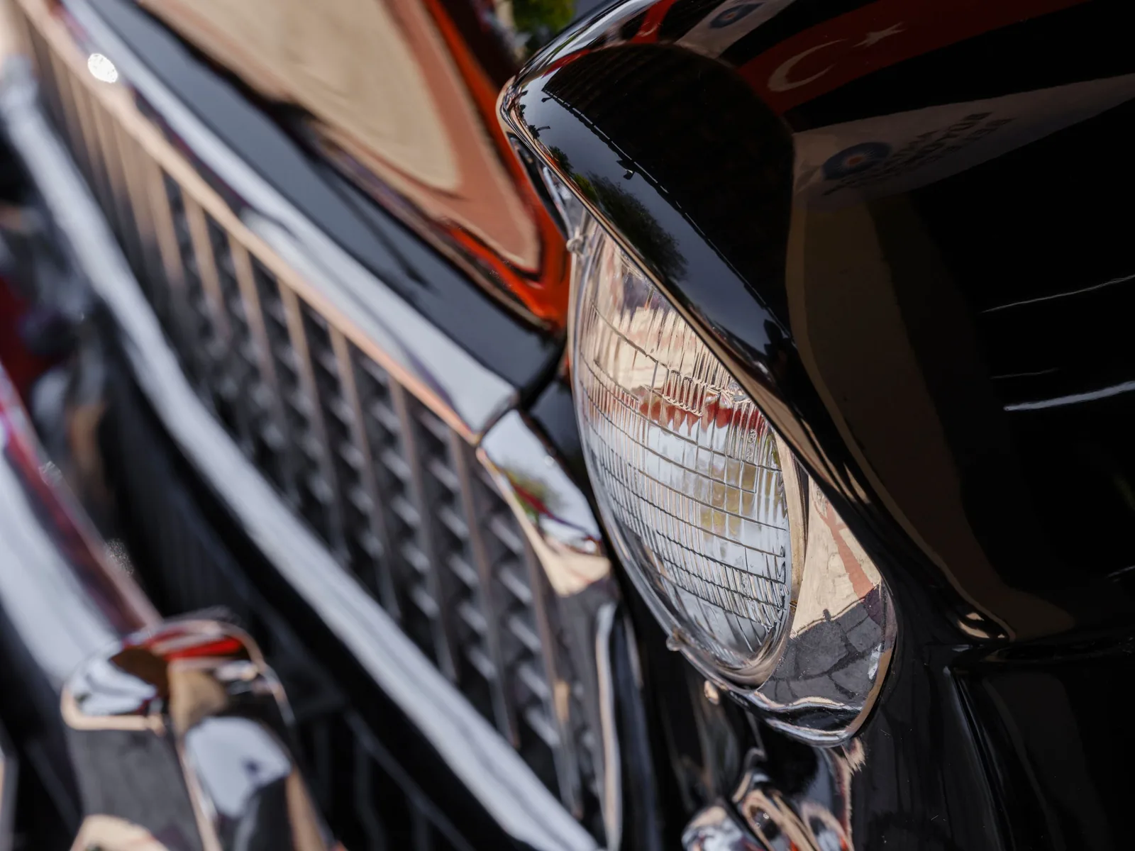 Chrome grille and headlight of the classic coupe